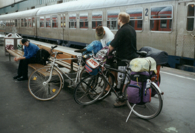 Stefan und Olli auf dem Bahnhof in Stuttgart